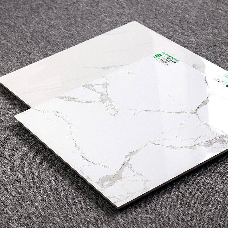 La piastrella per pavimento 600x600 della porcellana ha lucidato la progettazione di marmo bianca di superficie lustrata di sguardo di Carrara
