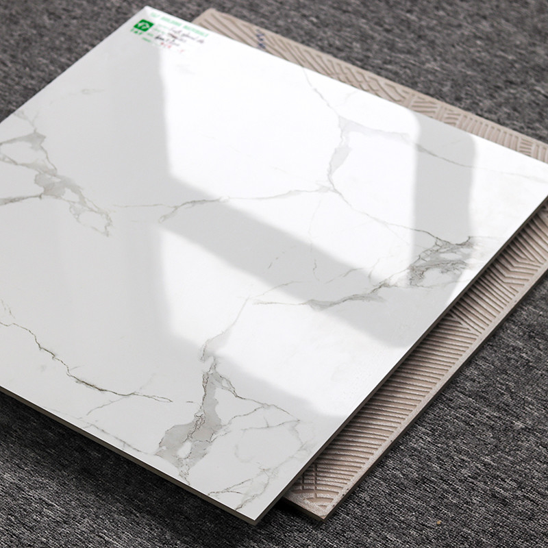 La piastrella per pavimento 600x600 della porcellana ha lucidato la progettazione di marmo bianca di superficie lustrata di sguardo di Carrara