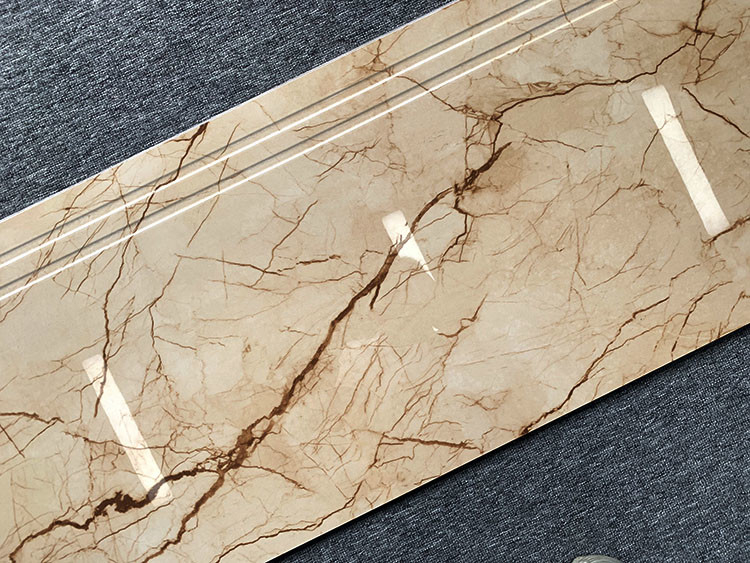 Le mattonelle moderne della porcellana della scala fanno un passo ente che completo di anti slittamento la scanalatura ha integrato contemporaneo