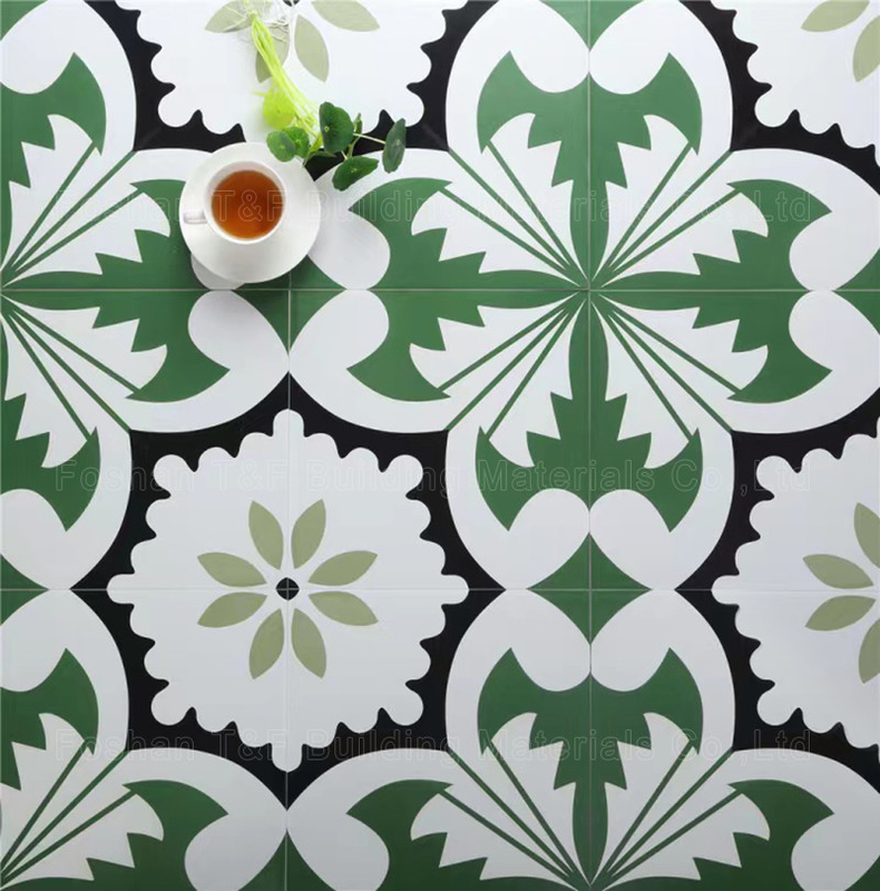 La parete della cucina ha dipinto le mattonelle floreali della porcellana, mattonelle interne all'aperto del modello di fiore del pavimento