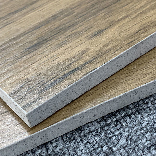 Le piastrelle per pavimento di legno moderne di legno solide d'imitazione del grano dell'ente completo di struttura non slittano