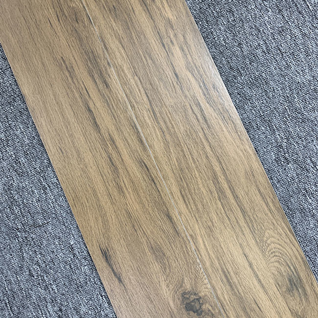 Le piastrelle per pavimento di legno moderne di legno solide d'imitazione del grano dell'ente completo di struttura non slittano