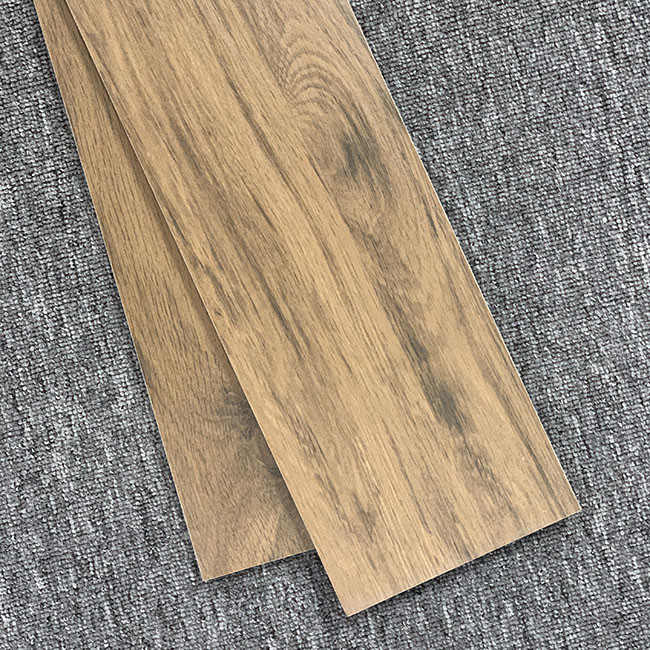 Le piastrelle per pavimento di legno moderne di legno solide d'imitazione del grano dell'ente completo di struttura non slittano