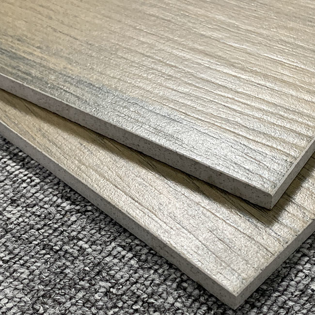 Slittamento del corpo di superficie ruvida anti della porcellana di legno delle piastrelle per pavimento piene di effetto resistente all'uso