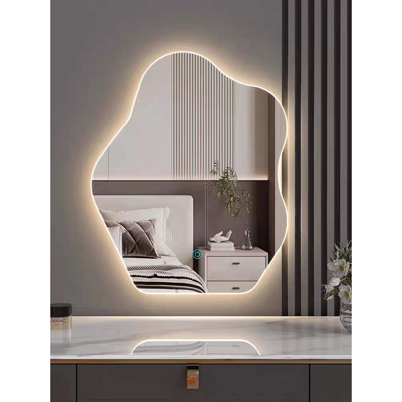 Lo specchio a forma di Smart della decorazione di attaccatura di parete della nuvola irregolare ha condotto lo specchio della parete per il bagno