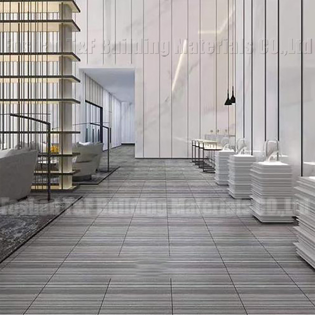 La porcellana del pavimento di tappeto dell'appartamento dell'hotel piastrella il modello antiscorrimento della striscia di struttura ceramica