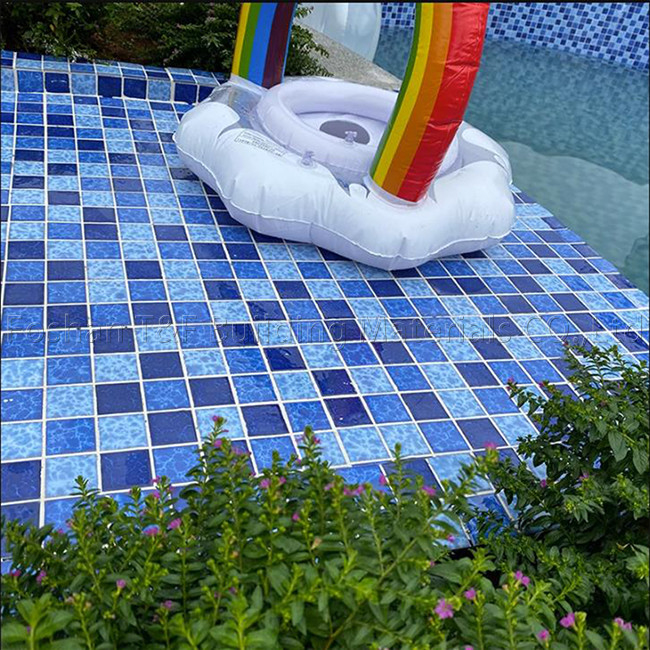 Piscina quadrata mosaico piastrelle piscine interne pesce ceramica paesaggio esterno parete terra blu