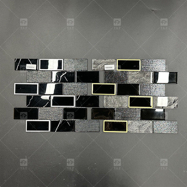 Forma a strisce lunga Piastrella di mosaico di vetro nero con confine metallico Decorazione del muro del bagno