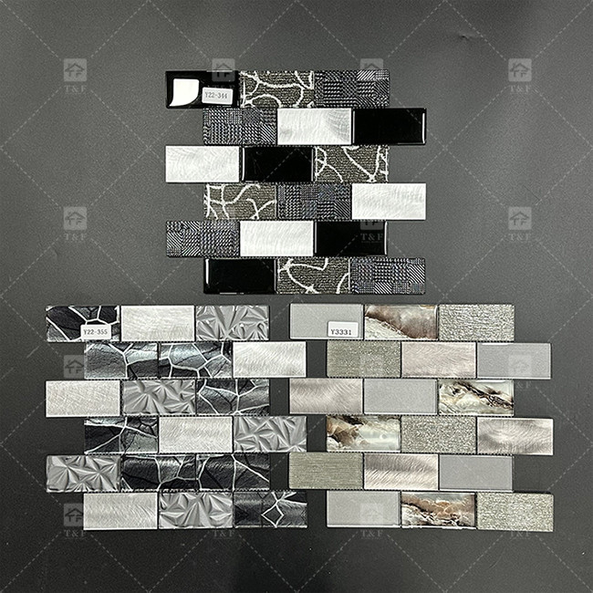 Forma a strisce lunga Piastrella di mosaico di vetro nero con confine metallico Decorazione del muro del bagno