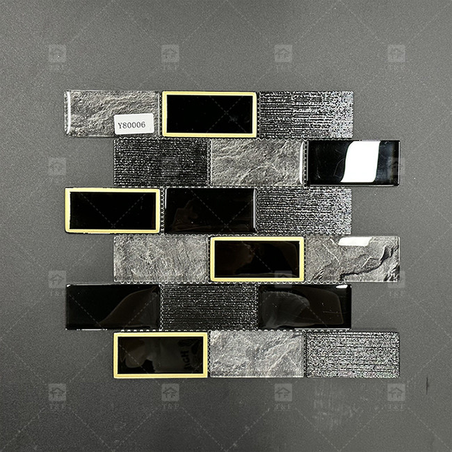 Forma a strisce lunga Piastrella di mosaico di vetro nero con confine metallico Decorazione del muro del bagno