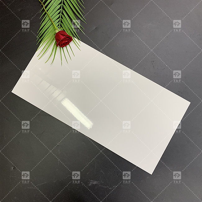 Casa Decorativa Super Porcellana Bianco Piastrelle 300x600 Piastrelle da parete Cucina Piastrelle di ceramica di superficie lucida