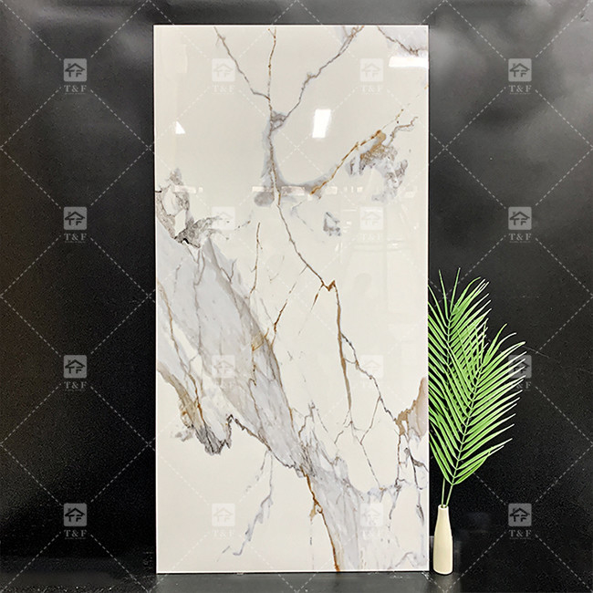 Casa Piastrelle di marmo bianco dorato lucente Pareti interne vitrificate Vena d'oro Piastrelle di marmo Carara Ceramica